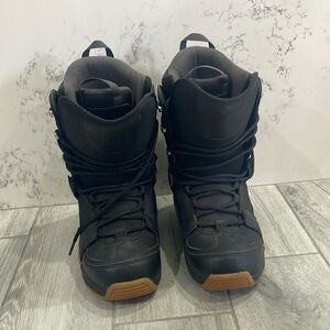 DC Phase black snowboard boots, size 7